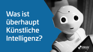 Ein Bild von einem Roboter, neben der Frage "Was ist überhaupt künstliche Intelligenz?"