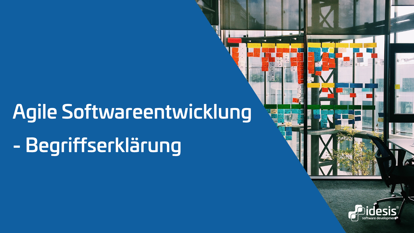 Ein Bild von einem Büro mit Post-Its an einer Scheibe, neben dem Titel: Agile Softwareentwicklung - Begriffserklärung