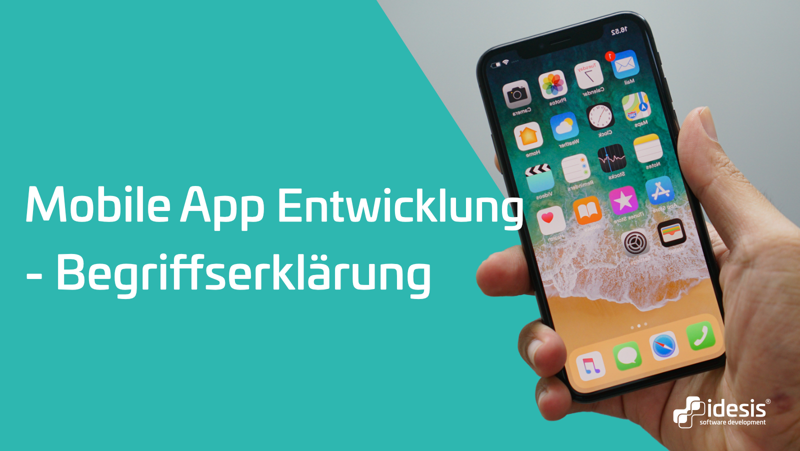 Eine Hand, die ein iPhone hält, neben dem Titel: Mobile App Entwicklung - Begriffserklärung