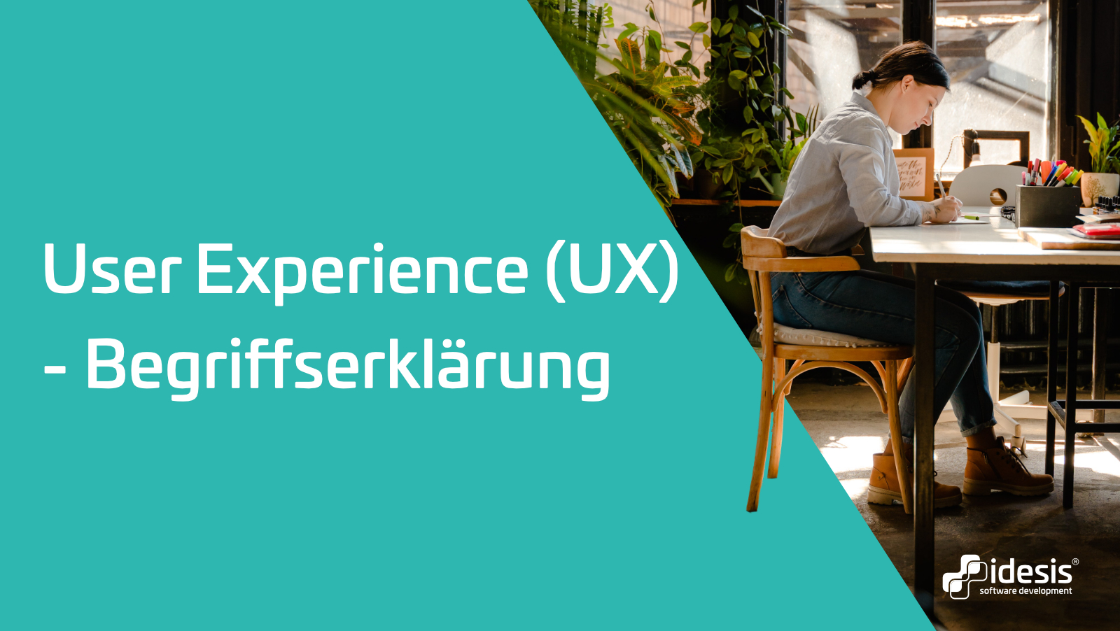 Eine Frau die auf einem Stuhl sitzt und Zeichnungen anfertigt neben dem Titel: User Experience (UX) Begriffserklärung
