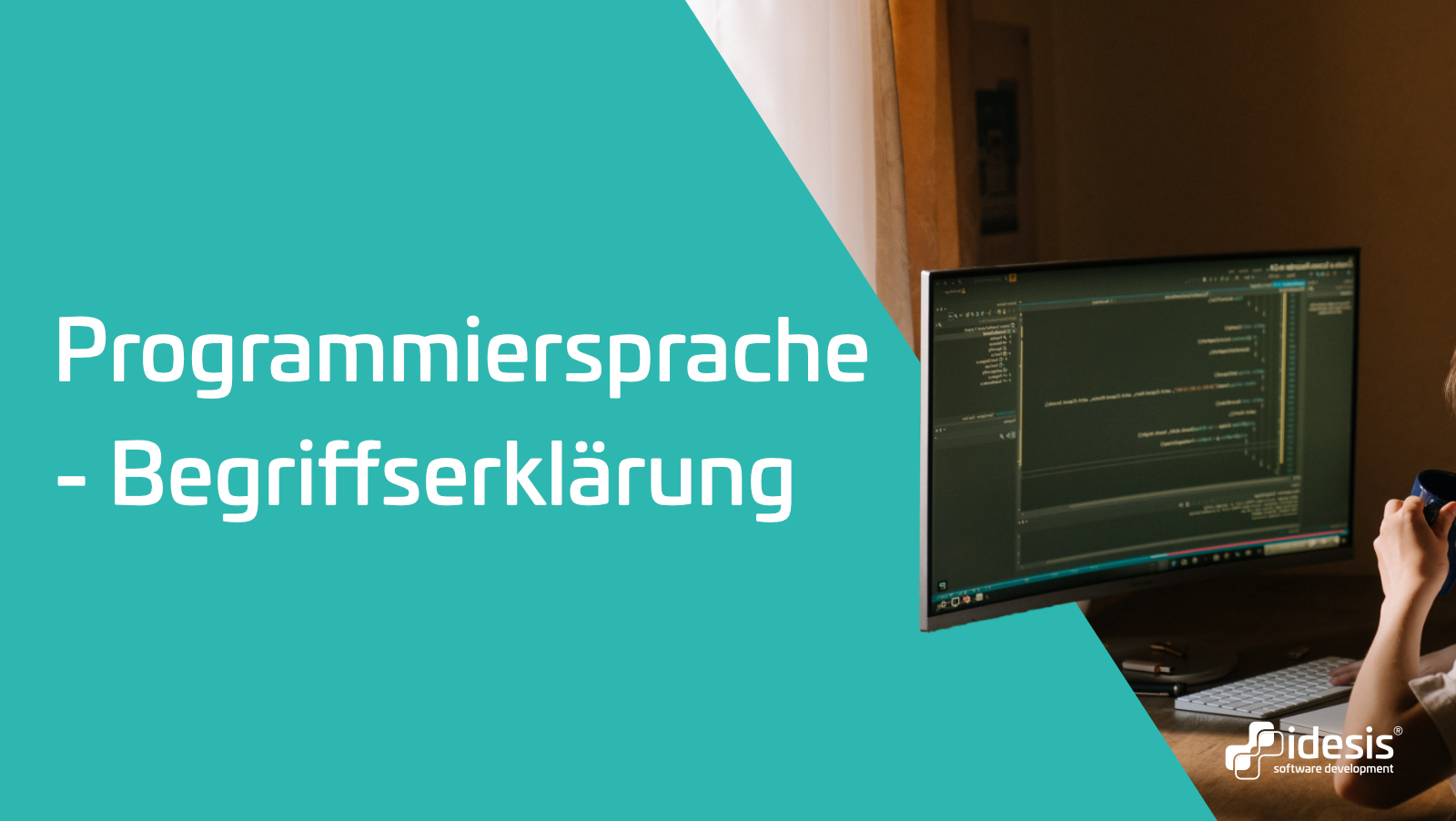 Ein Bildschirm vor dem eine Person sitzt, neben dem Titel: Programmiersprache - Begriffserklärung